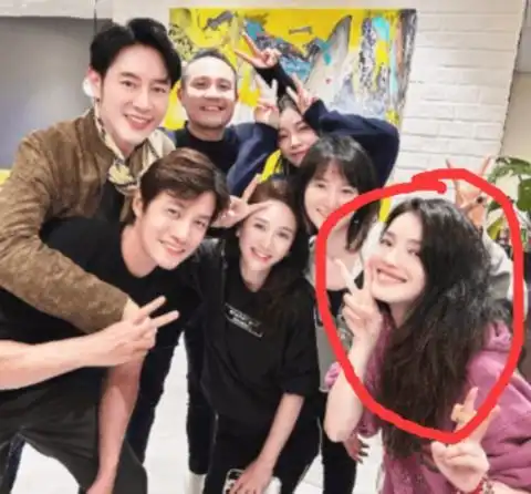 陈乔恩与舒淇等人聚会,与老公alan情侣装好甜蜜,两大冻龄女神美翻了
