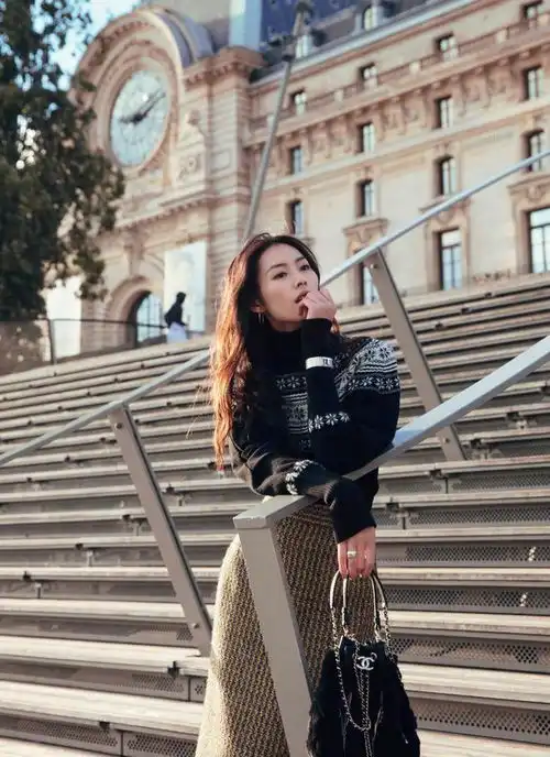 毛衣半身裙成秋冬最火cp,温暖气质有女人味,明星也爱这么穿
