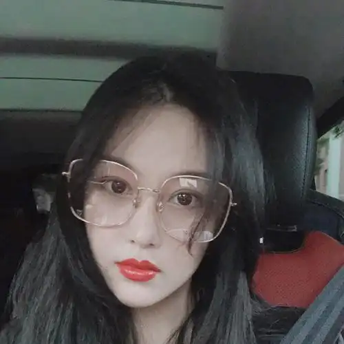 张馨予回应短发争议,长发被老公何捷剪掉,看腻自己美女的样子
