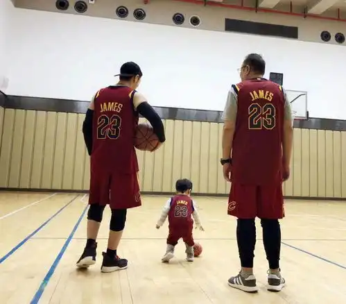 黄晓明晒照庆父亲节,祖孙三代穿同框球服,小海绵打篮球模样可爱