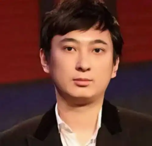 王思聪戴绿帽亲自排队吃面,被拍照低头不语,网友称其低调又友好
