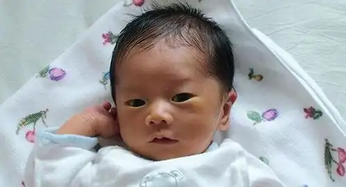 刚出生7天的女婴居然来月经,医生给出的答案,让宝妈脸红了
