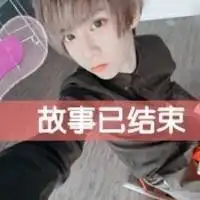 人海茫茫身后有我情感意境男生头像

