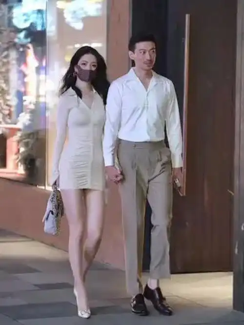 好多粉丝喜欢他们,好吧再来一条,他们确实般配,郎才女貌时尚街拍好看的小姐姐情侣