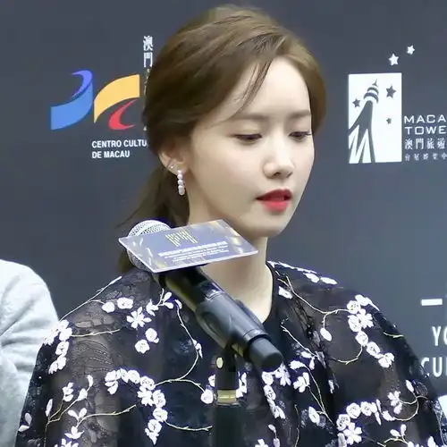 女爱豆头像草莓牛奶甜甜圈,云朵中间转圈圈

