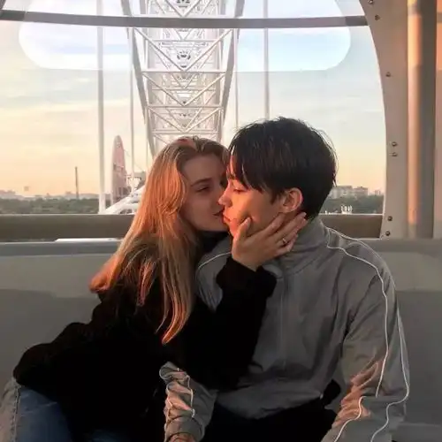 情侣头像世事如书,钟爱一人
