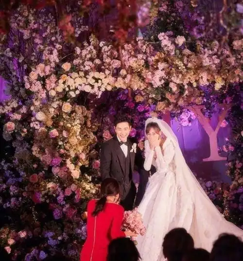 唐嫣婚礼再曝新料,唐嫣扔捧花表情惊喜,胡歌衬衣逼死强迫症
