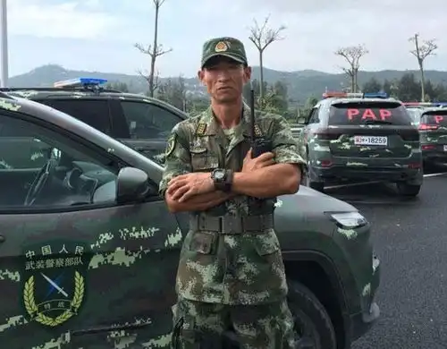 52岁骑兵连长携妻打雪仗,欢声笑语,狂撒狗粮,已丁克23年

