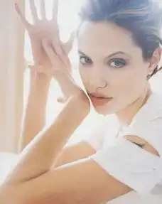 布拉德皮特为什么要娶朱莉那么丑的女人做妻子
