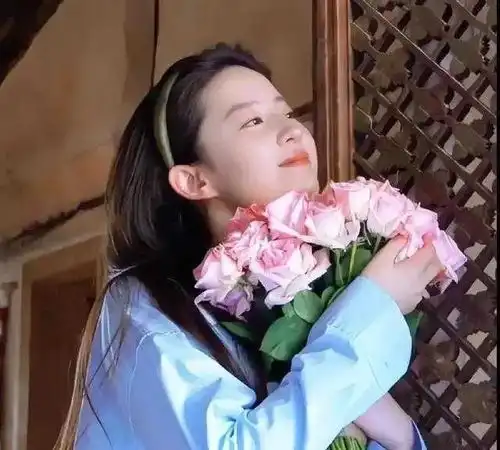 赵露思疑遭封杀,美国女子长四条腿,两生殖器官,刘亦菲火了
