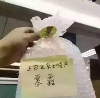 搞笑图片笑话段子一个女生家里穷但很漂亮,被同校一混混缠上了
