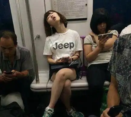 幽默图片搞笑段子妹子,地铁上睡得这么香,小心睡过站了
