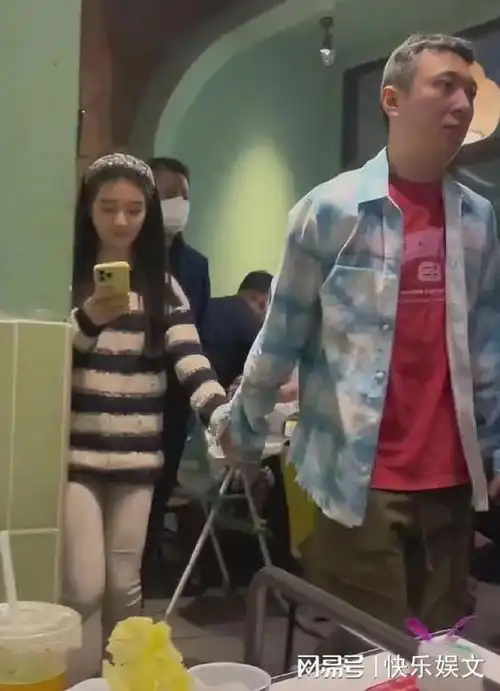 王思聪21岁女友复出工作三个月恋情疑告吹,与其他男子单独出行
