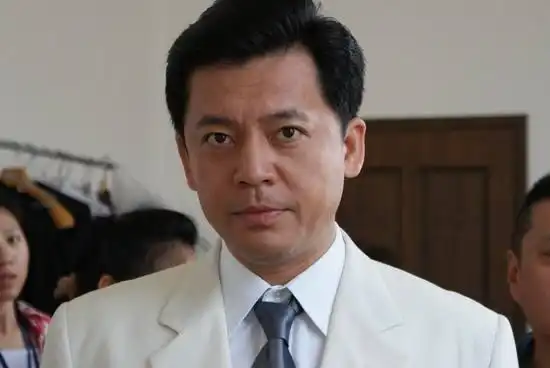 57岁何政军罕晒照,一脸正气似年轻小伙,曾被误与温峥嵘是夫妻