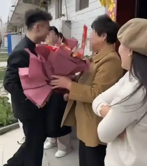 情侣订婚,男子带4束花送给女方家人,网友要花的人越来越多
