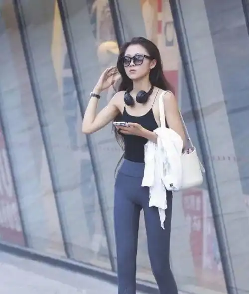 街拍优雅时尚的紧身打底裤美女,修饰出身材的曲线美
