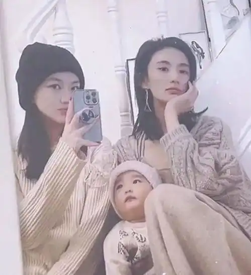 李亚鹏一家四口合影曝光18岁李嫣和妹妹首同框,与后妈处成姐妹