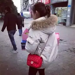 重庆一老师情人节收多人匿名玫瑰后转赠环卫工
