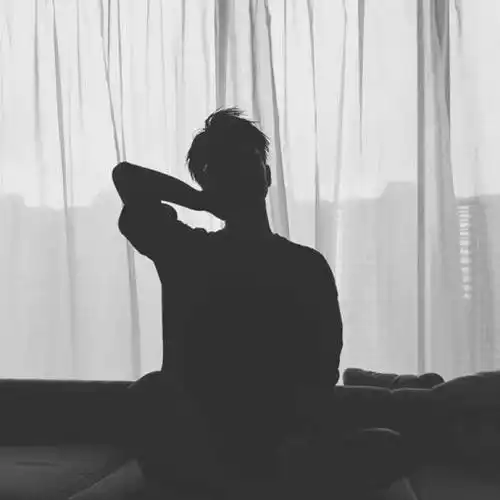 冷酷无情的男生头像黑白封闭了世界
