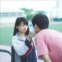恩典情侣头像背影牵手太近不自由太远会忘记
