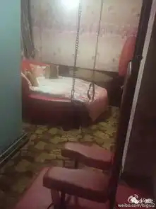 两姑娘航班被取消,在重庆住进宾馆后她们脸红不已
