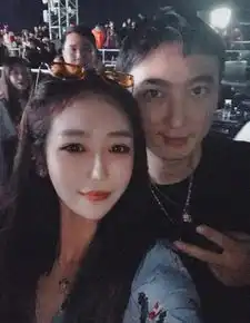 王思聪三亚同行女伴正面照曝光,疑似是周杰伦的铁粉,长相不清纯
