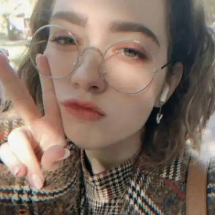 2020欧美女生头像,看上去很酷很冷静的样子
