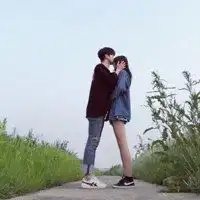 亲吻情侣头像两人两张一对微信头像图片大全
