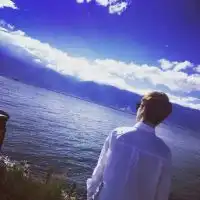 能找出与这张照片是闺蜜头像的图么

