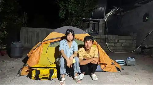 情侣骑自行车去内蒙古,晚上露营有点害怕,还好有女友陪着我