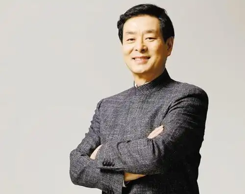 亮剑戏骨何政军晒旧照,张凯丽穿军大衣美貌抢镜,陈小艺明媚动人