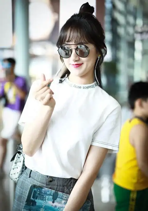 街拍0821袁冰妍白tee搭灰色格纹裤甜美可爱俏皮比心
