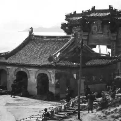 1950年解放军追匪首至尼姑庵,战士发现异常这尼姑胸部过大古怪

