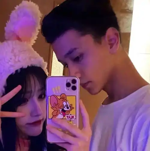 普普通通却惊艳青春的情侣头像
