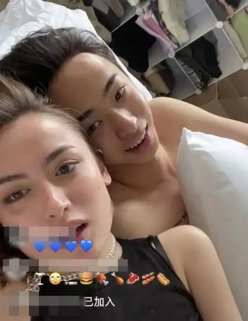 伊能静儿子穿透视束胸装,与金发美女同床玩直播,尽显野性姿态
