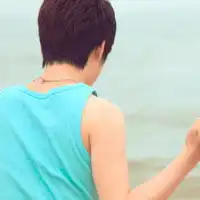 对爱产生了怀疑一左一右配对qq情侣头像

