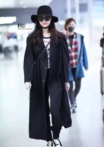 倪妮最新机场街拍大衣白t示范早春美搭
