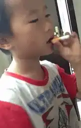 搞笑gif小伙子,智商哪去了,你把洗牌的意思弄错了啊
