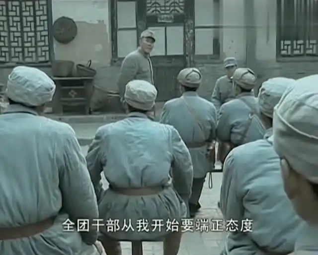 亮剑小小的排长,居然挂两个王八盒子,望远镜倍数比团长都大
