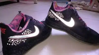 nike正品鞋上的标志是否反光
