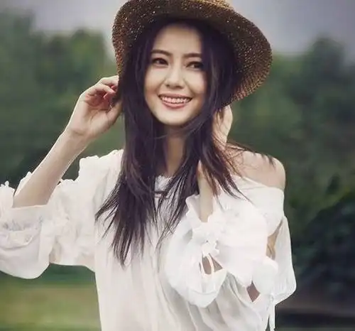 街拍美女高圆圆,包装出来的知性难以让人信服
