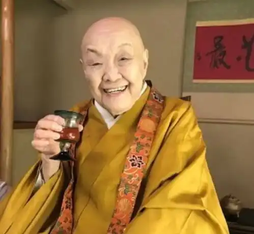 96岁花尼姑喝酒吃肉,出轨风流成性,却成日本最火偶像,还被授予国家荣誉奖章
