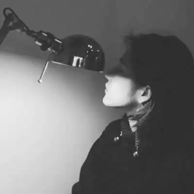 头像女黑白高冷侧面黑白孤傲女生头像
