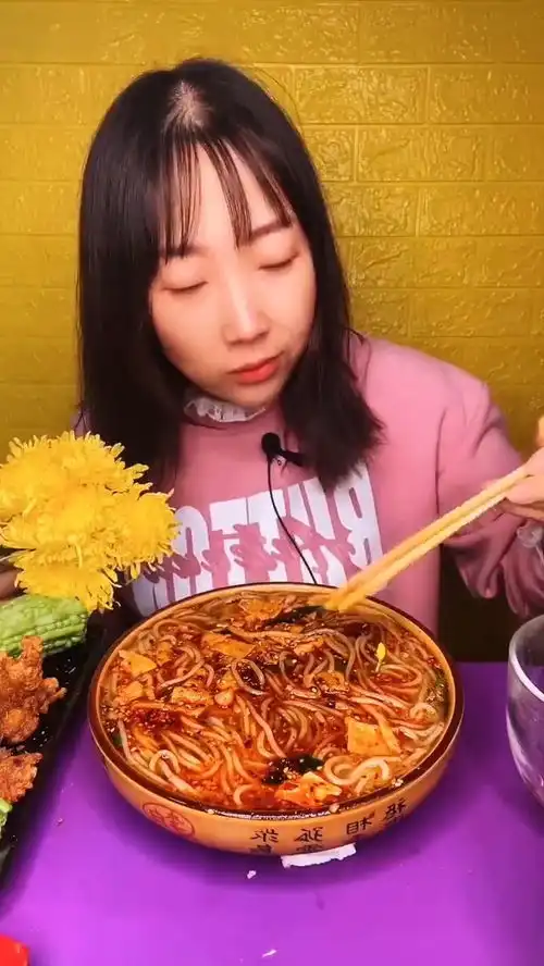 穷的吃不起饭,只好吃野花了
