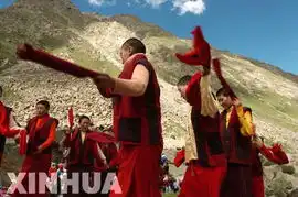 仙女石上西藏尼姑的神舞
