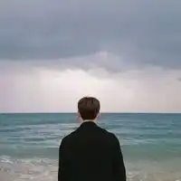 精致男生头像要酷的而且是背影的精致男生头像
