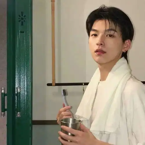 帅气个性真人男头夕阳终归落在你身上你也会快乐一场
