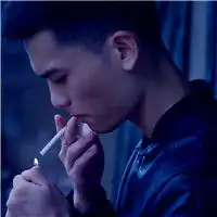 寂寞的人只能自己抽支烟帅哥抽烟头像
