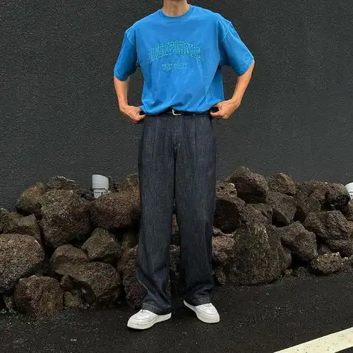 男生t恤牛仔裤的穿搭时尚帅气,这3套干净利落,试试吧
