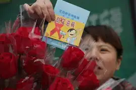 烟台疾控龙年情人节防艾玫瑰送浪漫
